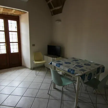 I Host 2 - Piazza Civica 5 *
