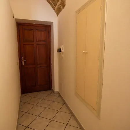 I Host 2 - Piazza Civica 5 *